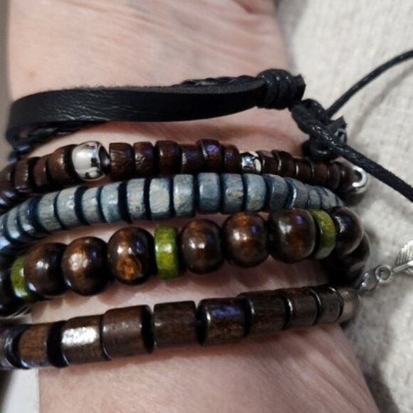 Nwot Mens Beaded  & Leather Bracelet Set with Feather Charm - Picture 4 of 4